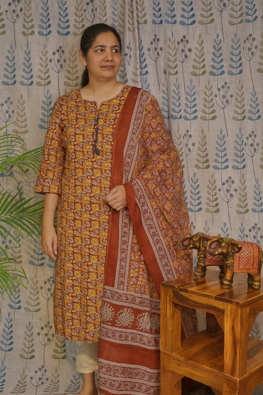 Front view of maroon cotton kurti set with printed dupatta and solid pant