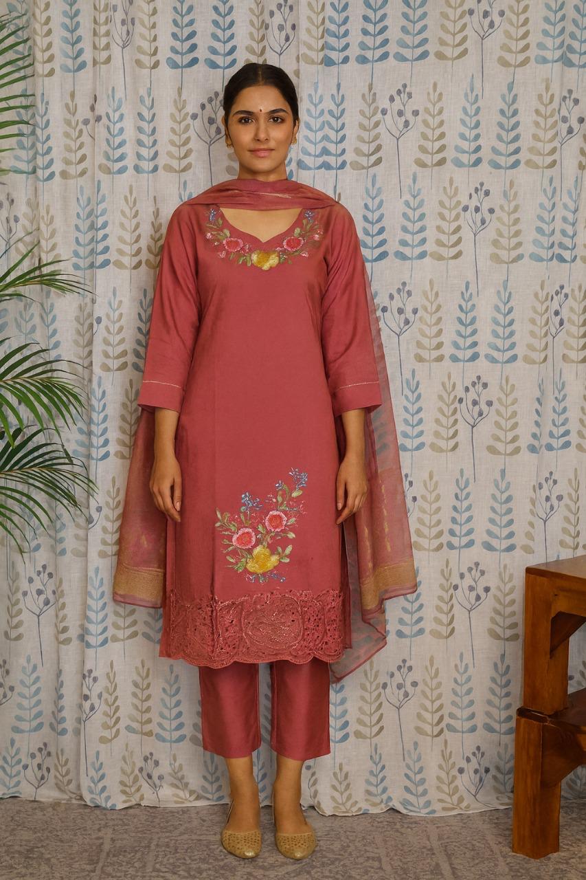 Front view of onion pink silk cotton kurti set with pearl work, zari border and printed dupatta